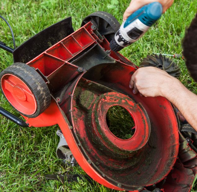 Causes Wobbly Wheels In a Lawnmower